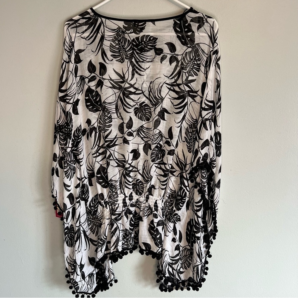 NWT Vince Camuto Women's Floral Lagoon V-Neck Poncho Blouse Size S Black White - Picture 11 of 12